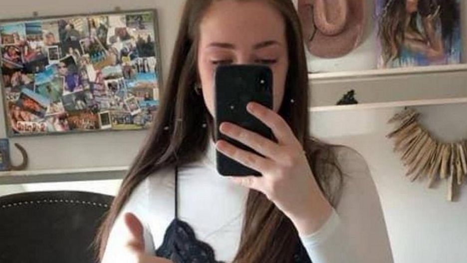 Uczennica została wyproszona z zajęć, ponieważ nauczyciel stwierdził, że jej stój "sprawił, że czuł się niezręcznie". "Do domu wróciła zapłakana"