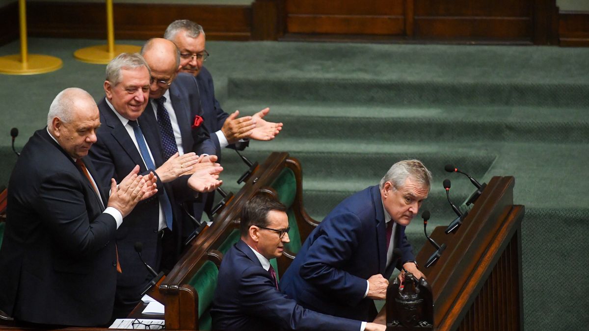 Warszawa, 13.07.2023. Premier RP Mateusz Morawiecki (2P), minister kultury i dziedzictwa narodowego Piotr Gliński (P), minister aktywów państwowych Jacek Sasin (L), minister - członek Rady Ministrów Henryk Kowalczyk (2L), minister spraw zagranicznych Zbigniew Rau (3L) oraz minister infrastruktury Andrzej Adamczyk (4L) na sali obrad Sejmu w Warszawie, 13 bm. Sejm przez aklamację przyjął uchwałę w sprawie oddania hołdu mieszkańcom polskich wsi w 80. rocznicę niemieckiego mordu w Michniowie. (jm) PAP/Piotr Nowak