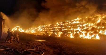 Kornatowo: Ogromny pożar stogu. Do akcji ruszyło aż 17 zastępów