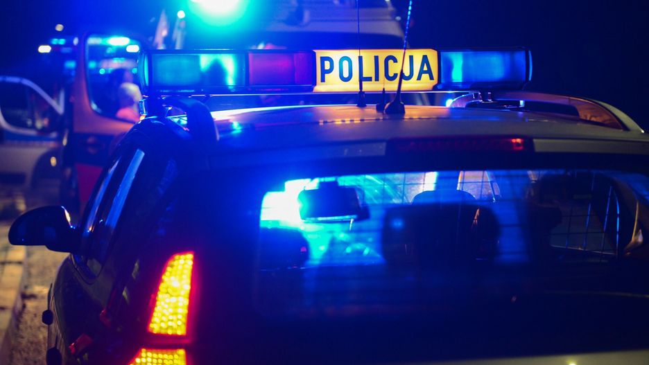 Po?cig za pijanym kierowc? zako?czony dachowaniemFot. Adam Staskiewicz / East News. Belchatow , al.Wlokniarzy 17.09.2018. Nocy poscig za pijanym kierowca zakonczyl sie dachowaniem ranault clio, ktorym uciekal przed policyjnym radiowozem. Stracil panowanie nad pojazdem, skosil drzewo na pasie zieleni pobocza i zakonczyl ucieczke na dachu swojego auta. Nieoficjalnie kierowca mial w wydychanym powietrzu okolo 1 promila alkoholu. Karetka pogotowia zabrala rannego pijanego kierowce do szpitala. N/Z sluzby ratunkowe, wrak rozbitego samochoduAdam Staskiewicz