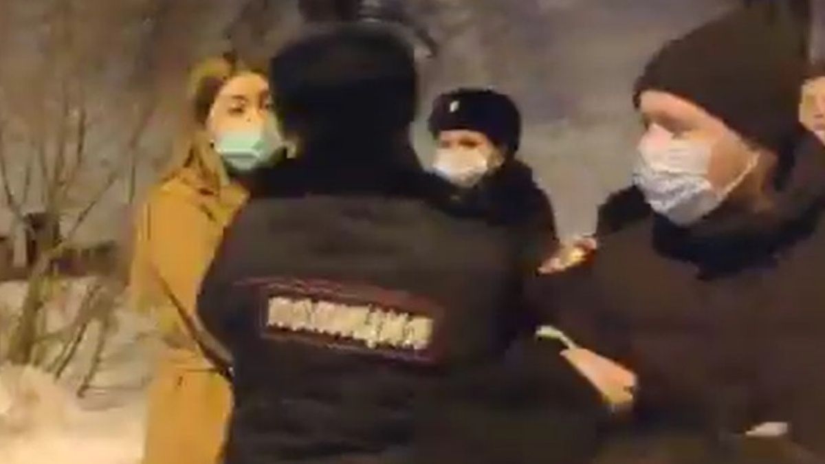 Zatrzymanie z brutalnego zatrzymania jednej z uczestniczek demonstracji lotem błyskawicy obiegło media społecznościowe 