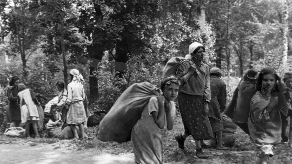 Grupa Żydówek z dobytkiem przy drodze w okolicach Lwowa. Fotografia poglądowa z lipca 1941 roku (domena publiczna).
