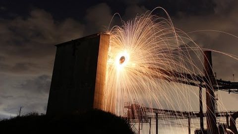 Spalająca się wełna stalowa może być piękna - zobacz jak przebiega malowanie światłem w czasie rzeczywistym 1