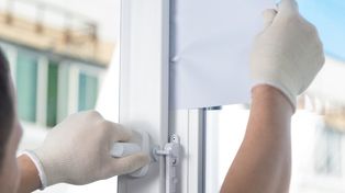 Prosty test, który pokaże, czy drzwi wejściowe są szczelne. Zrób go jesienią