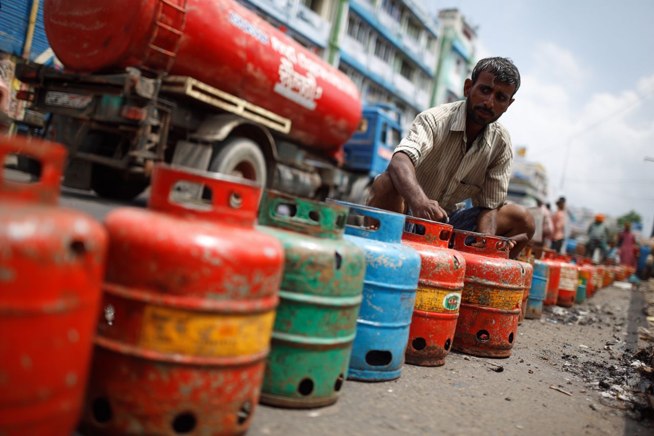 Wojna w Zatoce Perskiej gasi kuchnie Indii – niedobór LPG zmusza do powrotu do drewna, obornika i węgla