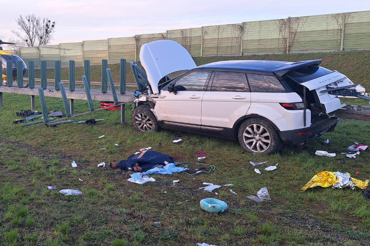Range Rover wjechał w barierę na S12 w Bogucinie