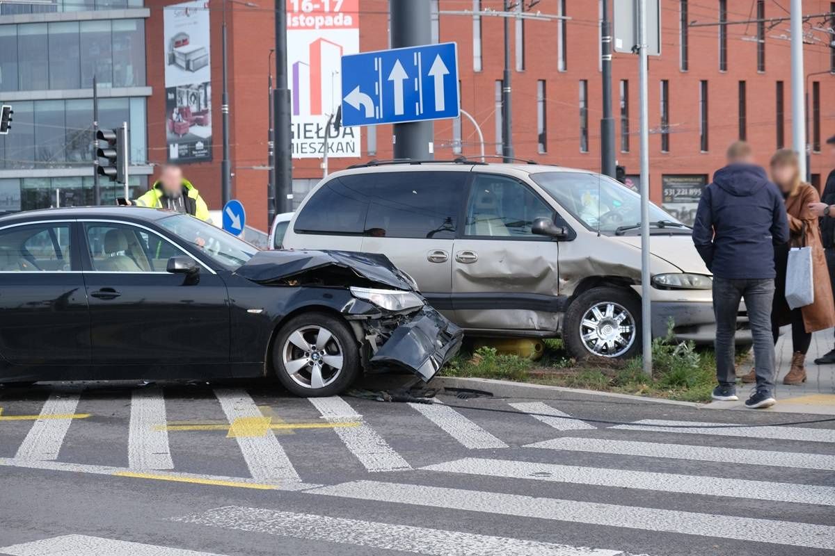 BMW uderzyło w bok chryslera na rondzie przy Gali