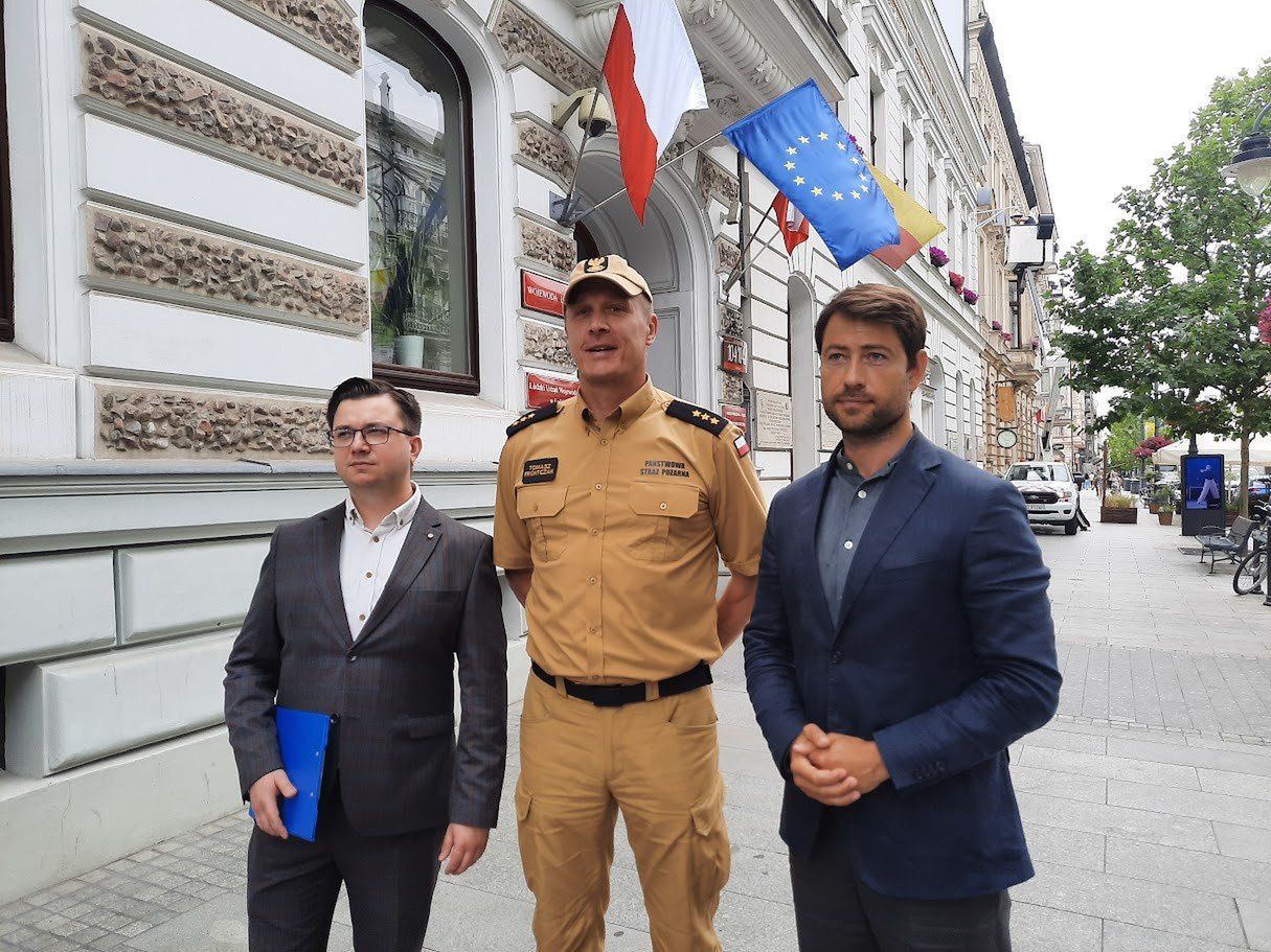 Wiceprezydent miasta Adam Pustelnik w towarzystwie, zastępcy dyrektora Centrum Zarządzania Kryzysowego Karol Dziura i kpt. Tomasz Frontczak, oficer operacyjny Miasta Łodzi.
