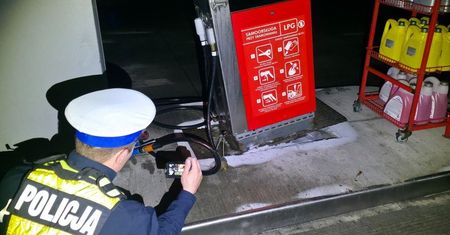 Tankowała gaz i nie wypięła przewodu. Ruszyła wyrywając urządzenie