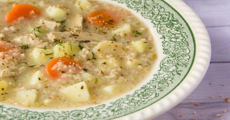 Nie tylko pomidorówka. Na niedzielnym rosole zrobisz sycącą babciną zupę
