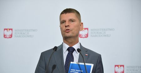 Powrót do szkoły. Dariusz Piontkowski przekazał najnowsze zalecenia. Możliwe wprowadzenie obowiązku noszenia maseczek