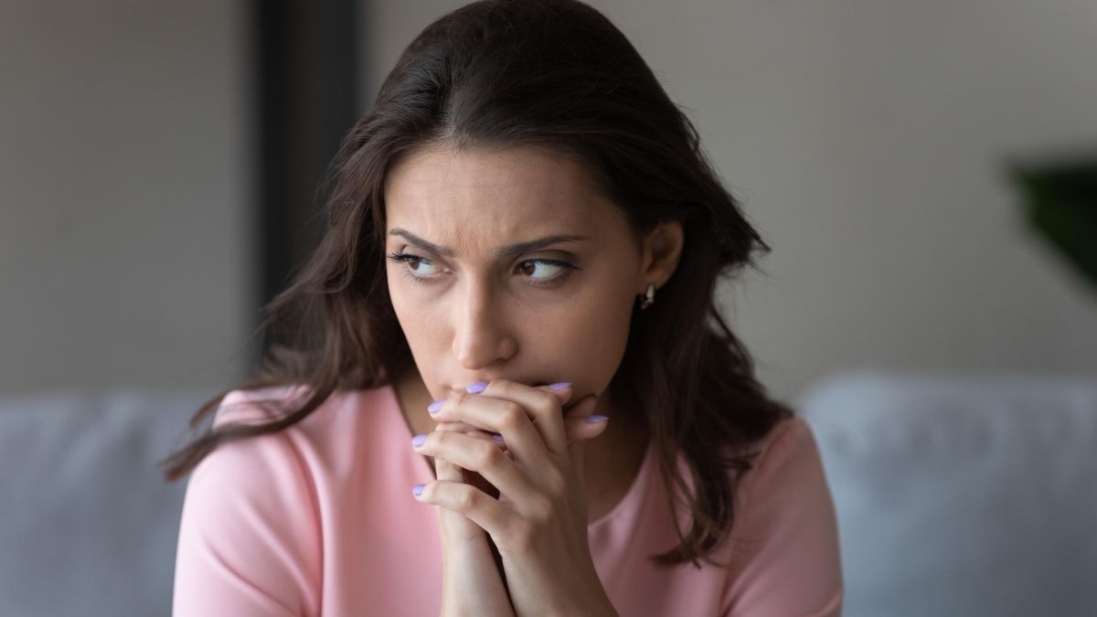Zmartwiona kobieta po kłótni.
