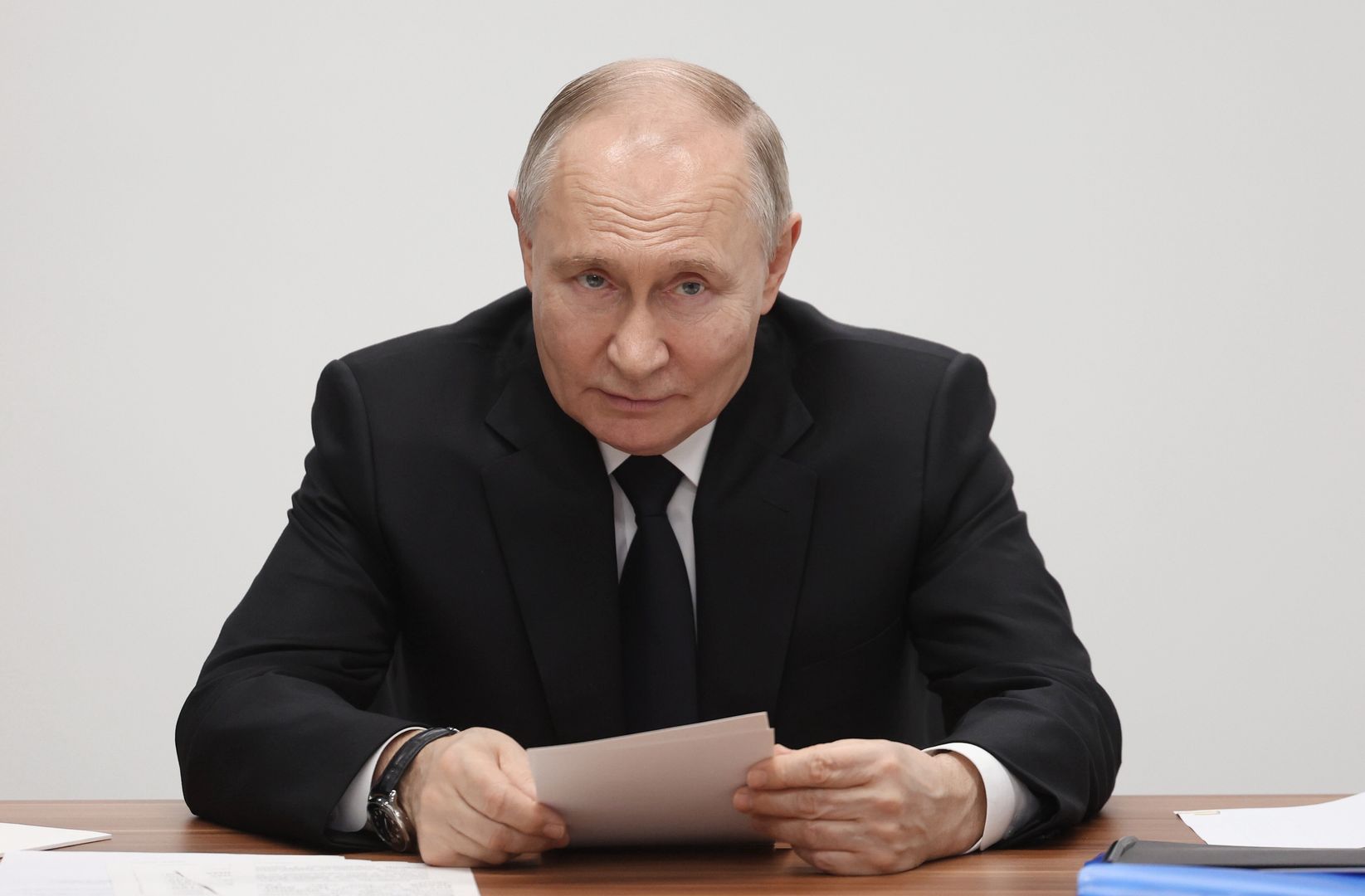 Russian President Vladimir Putin holds a meeting during a visit to the Radar MMS research and production enterprise, manufacturing air and sea drones, in St. Petersburg, Russia, 19 February 2025. EPA/ALEXANDER KAZAKOV/SPUTNIK/KREMLIN POOL / POOL MANDATORY CREDIT Dostawca: PAP/EPA.