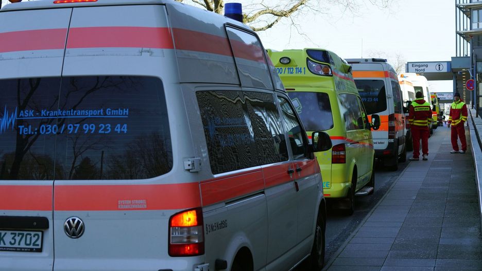 Koronawirus w Niemczech6202942 23.03.2020 Ambulances are parked next to the Charite hospital during the COVID-19 coronavirus disease in Berlin, Germany.  Igor Zarembo / SputnikIgor Zarembo