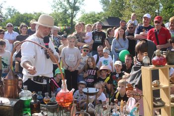 Bełchatów. Festiwal Re:Aktor, czyli Dzień Dziecka z bajką i historią. Zabawa była prawdziwie bajeczna!
