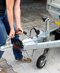 Pan Tomasz postawił przyczepę na swojej działce. Ledwo uniknął mandatu