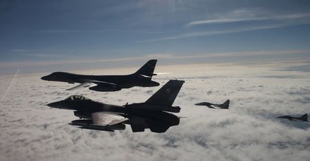 Polscy piloci F-16 eskortowali amerykański bombowiec B-1B. Mariusz Błaszczak komentuje