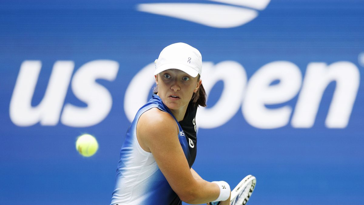 Iga Swiatek of Poland returns the ball to Rebecca Peterson of Sweden during their first round match at the US Open Tennis Championships at the USTA National Tennis Center in Flushing Meadows, New York, USA, 28 August 2023. The US Open runs from 28 August through 10 September. EPA/CJ GUNTHER Dostawca: PAP/EPA.