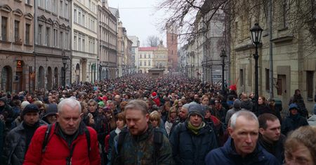 "Nie oddamy Kazimierza hotelom!" – setki krakowian protestują przeciw eksmisjom i deweloperskiej inwazji