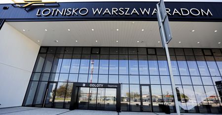 Koniec z darmowym parkowaniem przy lotnisku w Radomiu. Wiadomo, ile zapłacą kierowcy