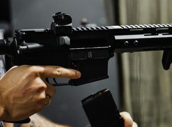 Nagle padły strzały. Mężczyzna ranił funkcjonariuszy