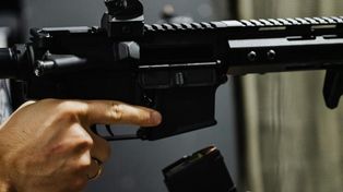 Nagle padły strzały. Mężczyzna ranił funkcjonariuszy