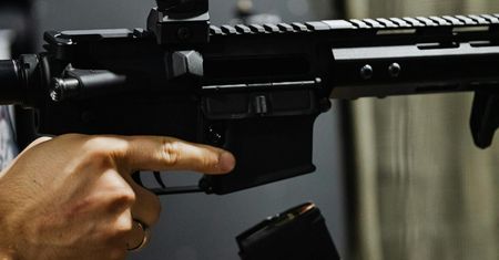 Nagle padły strzały. Mężczyzna ranił funkcjonariuszy