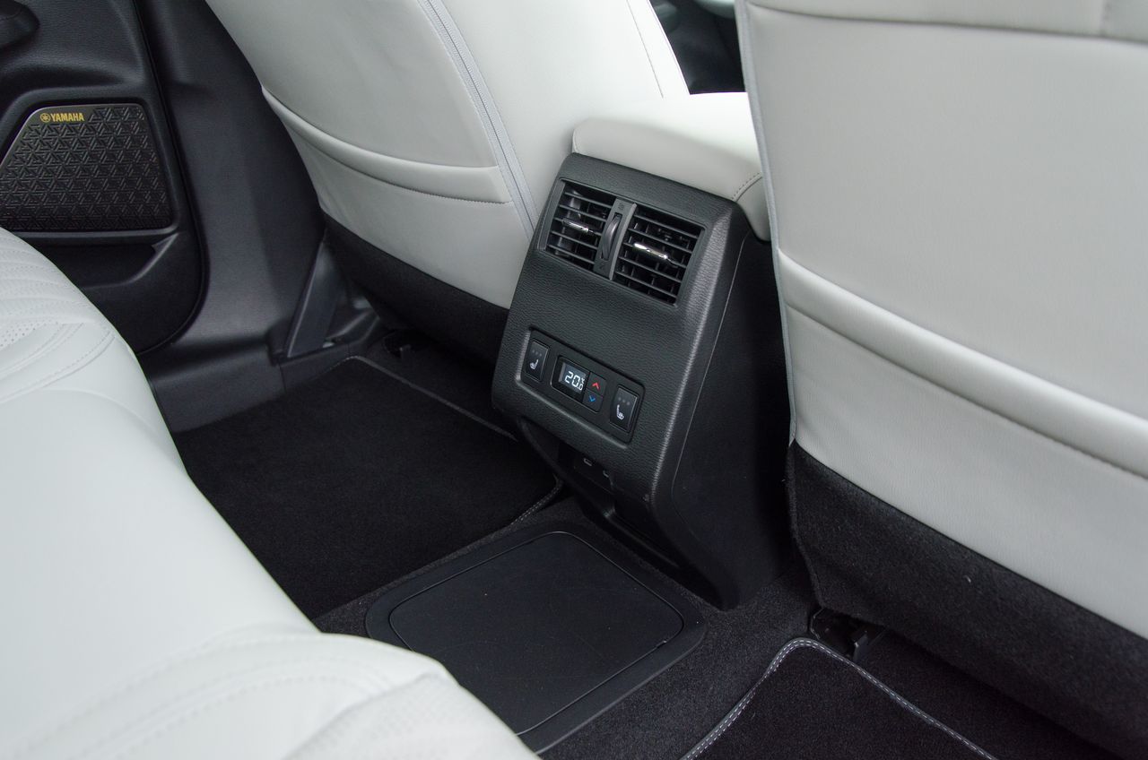 Mitsubishi Outlander PHEV (2025)