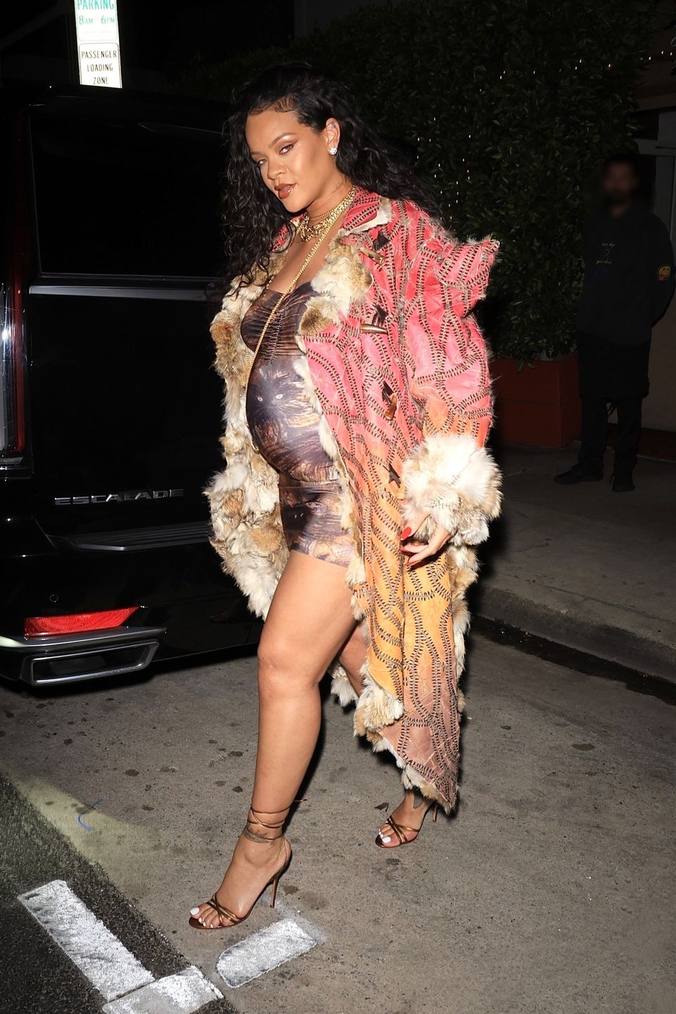 Ciężarna Rihanna opuszcza włoską restaurację w Santa Monica