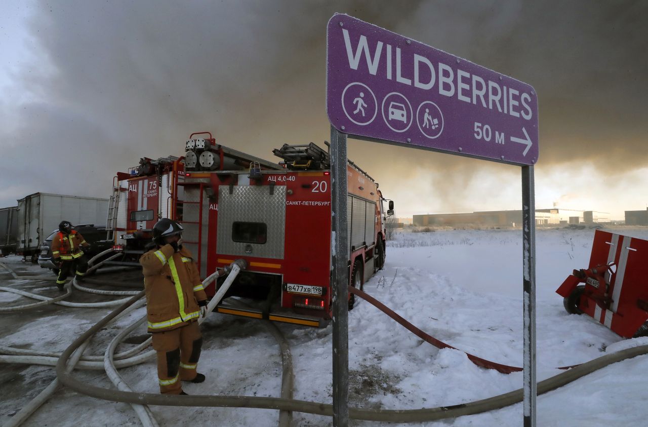 Firefighters are battling a fire in the Wildberries warehouse.