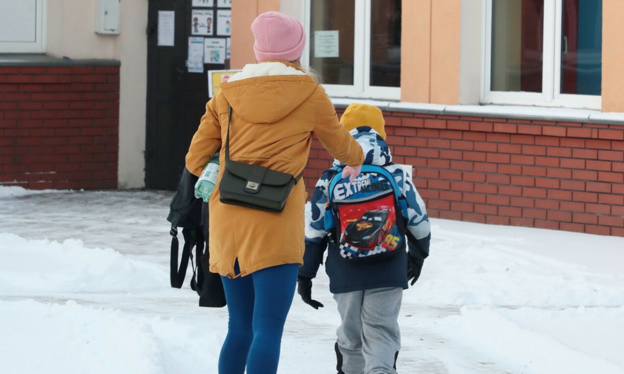 "Feminizacja biedy". Organizacje apelują o zmiany w Polskim Ładzie i możliwość rozliczania się z dzieckiem