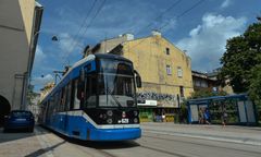 Kraków. Pijany i rozebrany 27-latek skopał tramwaj. W ręku miał wycieraczkę