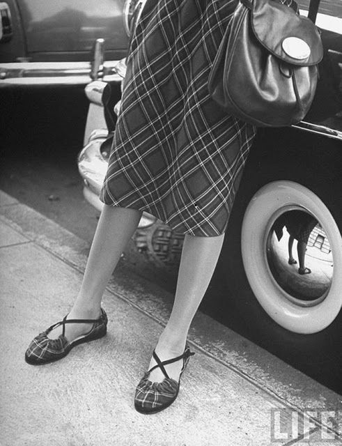 W latach 40. XX wieku panowała moda na dopasowanie butów i spódnic. Wszystko to znalazło się w magazynie LIFE 9