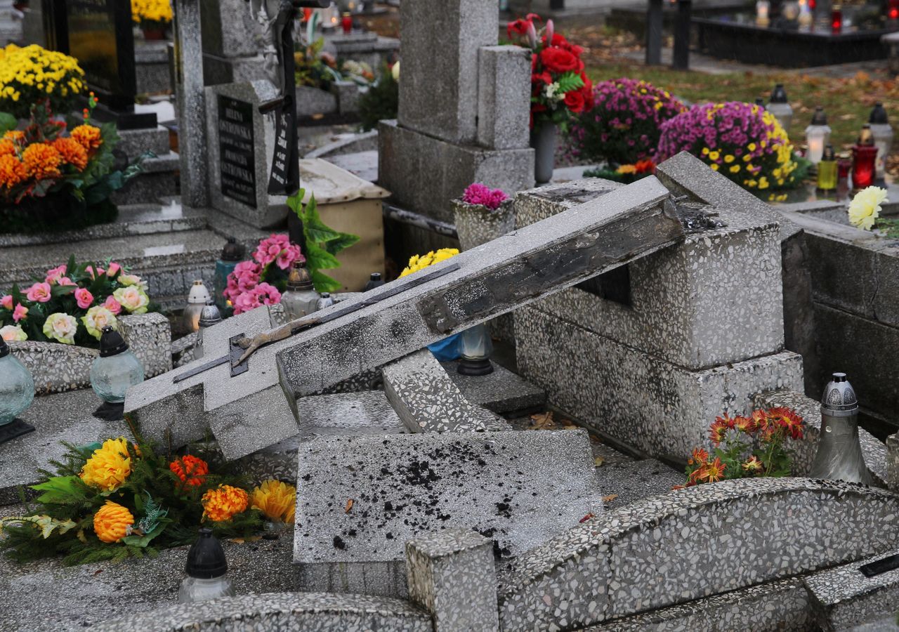 Pomorskie. Wandale zdewastowali dziesiątki nagrobków