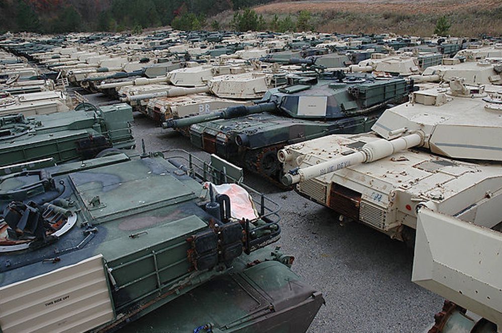 Czołgi Abrams na składzie Sierra Army Depot.
