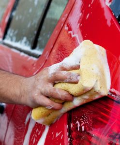 Czy można myć samochód przed domem? Zapłacisz nawet kilkaset złotych