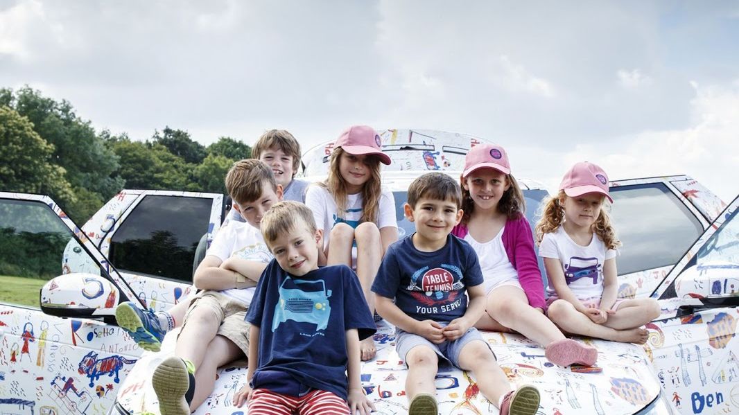 Choć Land Rover zdradził nam już jak wygląda przód tego samochodu, to tym razem pokazał go w masowaniu wykonanym przez dzieci w gronie młodych ludzi.