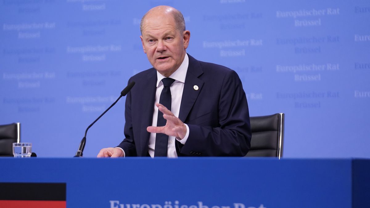 BRUSSELS, BELGIUM - OCTOBER 17:  Federal Chancellor of Germany Olaf Scholz attends a press conference during the European Council Summit on October 17, 2024 in Brussels, Belgium. EU leaders are meeting in Brussels during the European Council, October 17-18. Members are expected to discuss the ongoing conflicts in Ukraine and the Middle East, as well as the topics of competitiveness, migration, and foreign affairs. (Photo by Pier Marco Tacca/Getty Images)