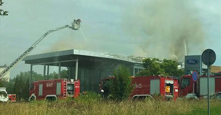 Mysłowice. Pożar salonu samochodowego. Ewakuowano pracowników