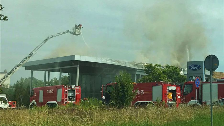 Mysłowice. Zapalił się dach salonu samochodowego (zdjęcie: itvm.pl Telewizja Mysłowice)