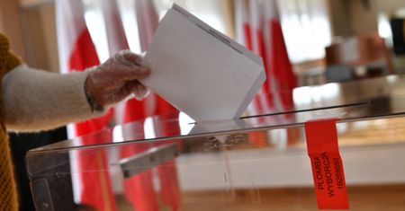 Lokale wyborcze Wrocław. Wybory 2020. Godziny otwarcia lokali wyborczych. Jak sprawdzić gdzie można zagłosować? Jak głosować, żeby głos był ważny?