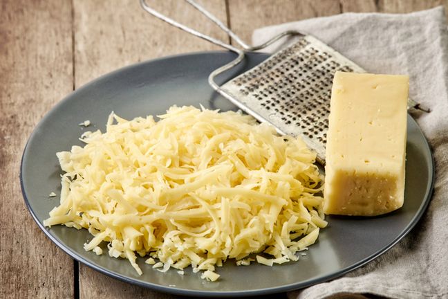 Ser żółty spożywać możemy w różnych formach, powinniśmy jednak pamiętać o jego wysokiej wartości kalorycznej