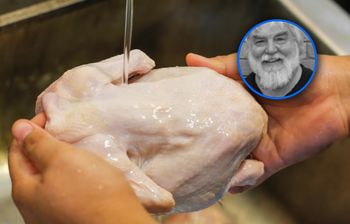 Czy można myć surowe mięso? Badacze nie mają wątpliwości