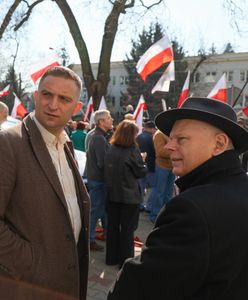 Zakłócił sesję rady miejskiej. Prokuratura zajęła się Bąkiewiczem