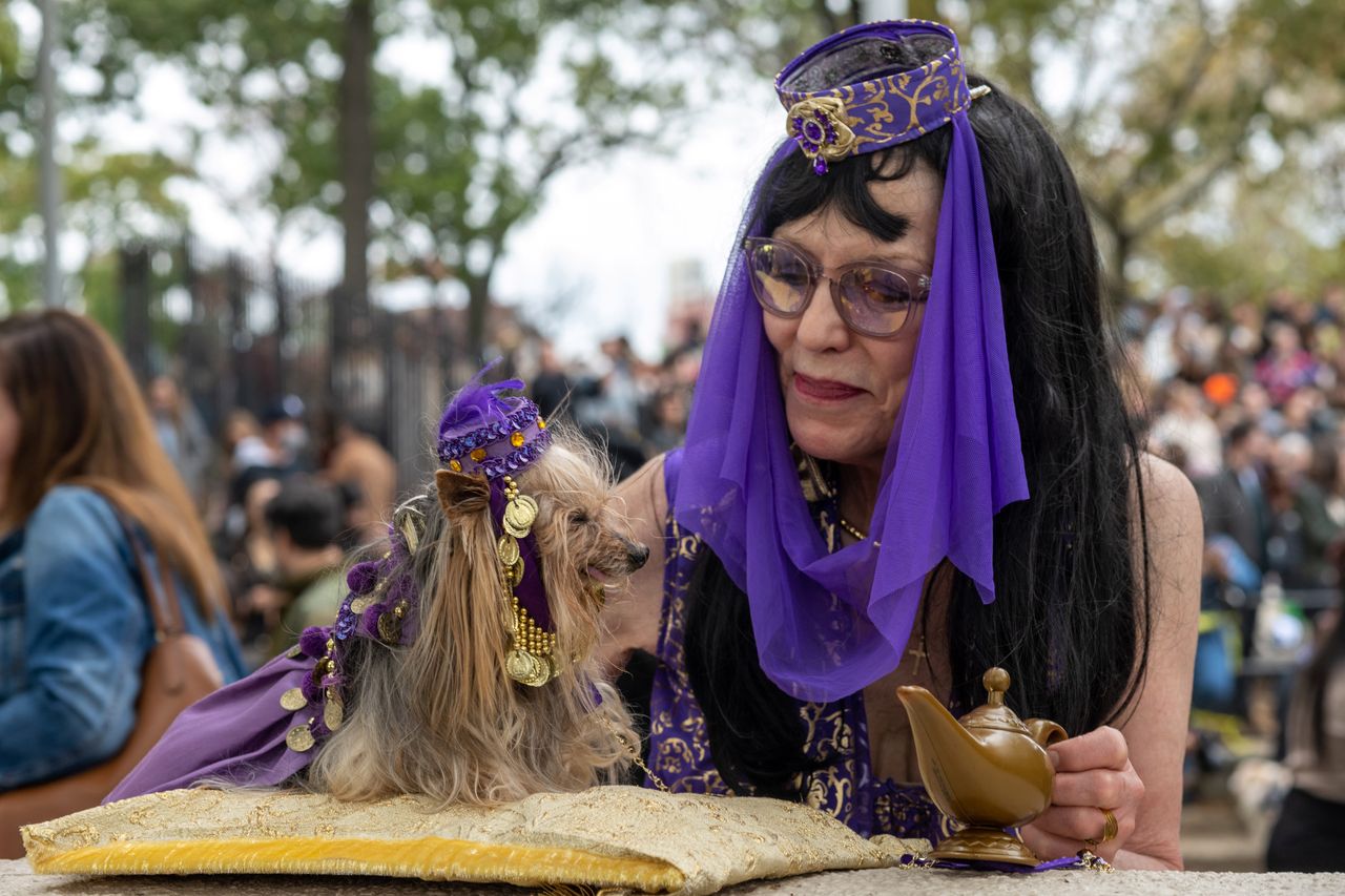 Halloweenowa Parada Psów w parku Tompkins Square. Wielki powrót po pandemii