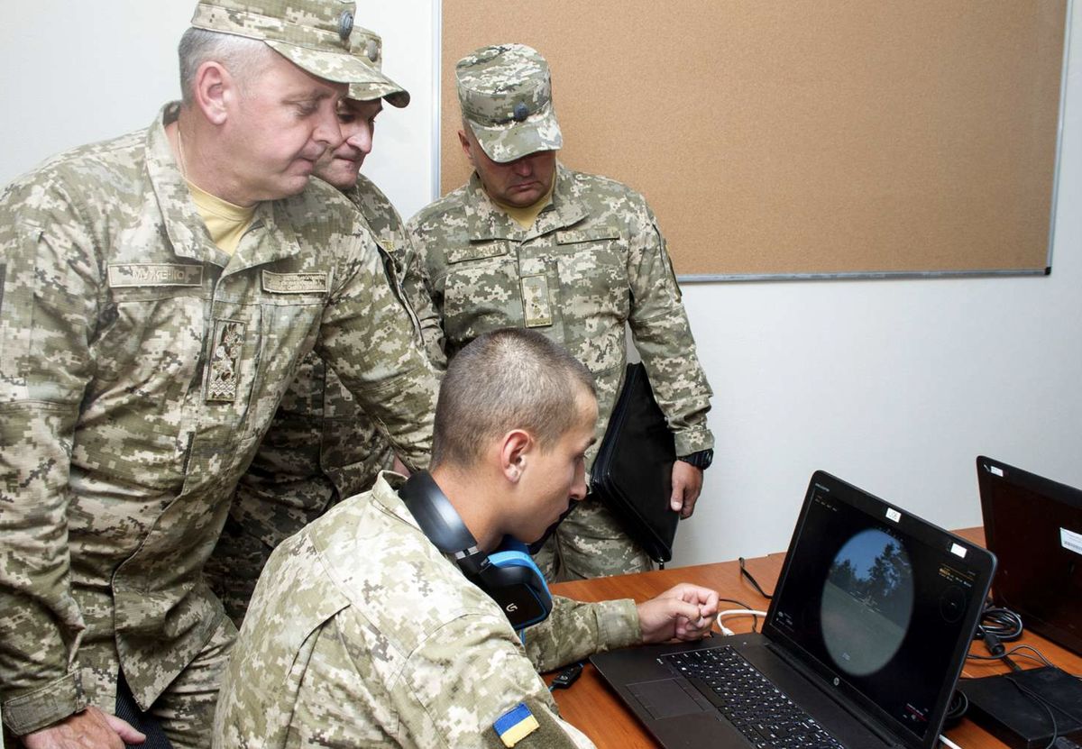 Wojna w cyberprzestrzeni toczy się od pierwszych chwil po agresji Rosji na Ukrainę. Zaangażowali się do niej internauci z państw całego świata 