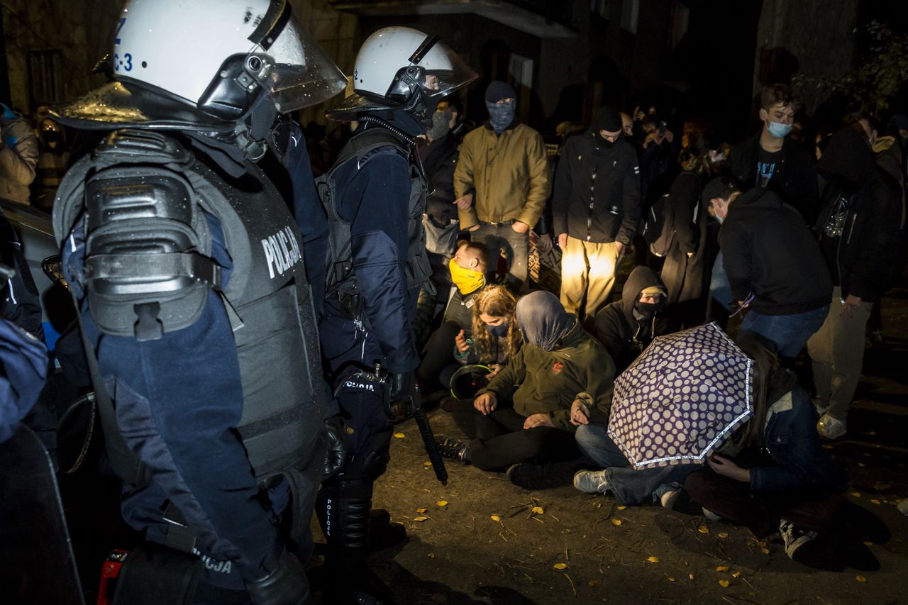 Dodatki dla policjantów. Słychać zarzuty o "kupowanie wierności"