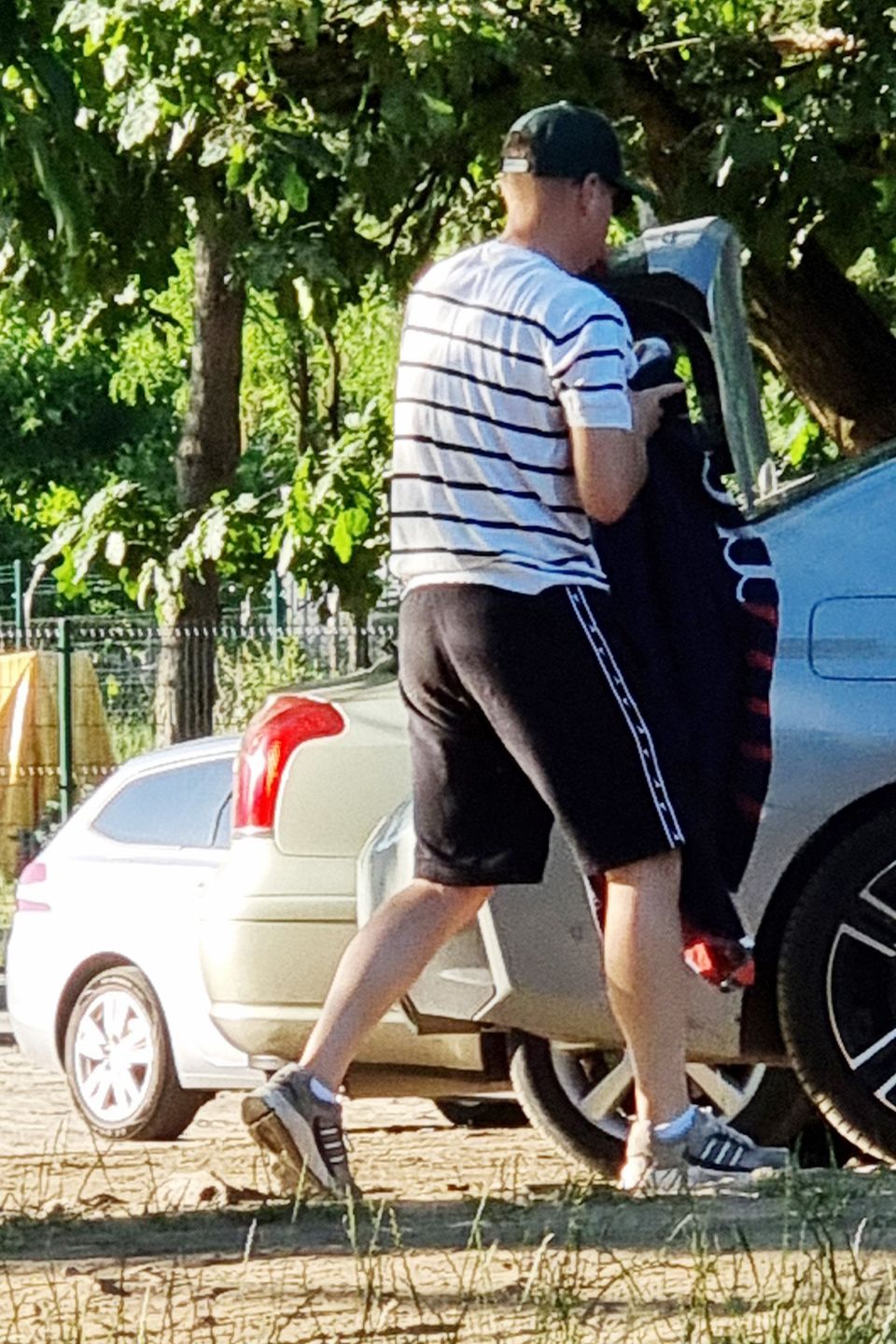 Marcin Mroczek zabrał synów nad rzekę