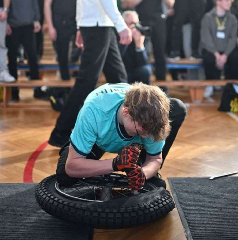 Zawody w zmienianiu koła w motocyklu żużlowym