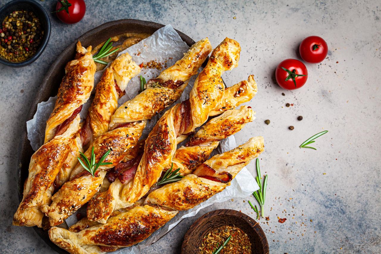 Paluchy z serem i boczkiem - przekąska która schodzi pierwsza na imprezach